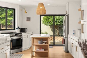 Een koelkast, een magnetron, een oven, een kookplaat