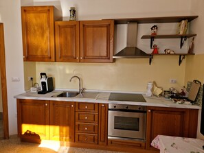 Kjøleskap, ovn, kaffetrakter/tekoker og kjøkkenutstyr