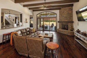 TV, fireplace, offices - Myrinn - Breathtaking Red Rock Panoramic with Pool (Sedona)