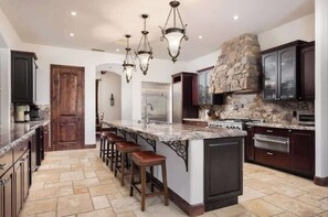 Fridge, microwave, oven, stovetop - Myrinn - Breathtaking Red Rock Panoramic with Pool (Sedona)