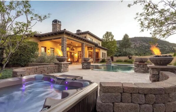 Outdoor spa tub