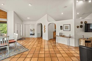 المنشأة من الداخل