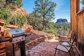 Property grounds - Myrinn– Sweeping Red Rock Views, Steps from Chapel (Sedona)