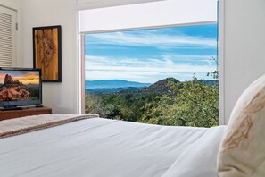 2 bedrooms, travel cot, WiFi, bed sheets - Myrinn– Sweeping Red Rock Views, Steps from Chapel (Sedona)