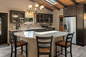 Fridge, microwave, oven, stovetop - Myrinn – Desert Design w/ Hot Tub & Creek Access (Sedona)