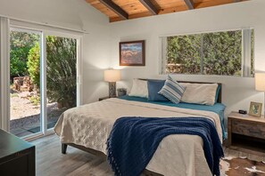 2 bedrooms, iron/ironing board, travel cot, WiFi - Myrinn – Desert Design w/ Hot Tub & Creek Access (Sedona)