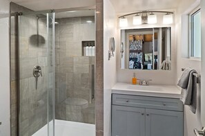 Shower, hair dryer, towels, shampoo - Myrinn – Desert Design w/ Hot Tub & Creek Access (Sedona)