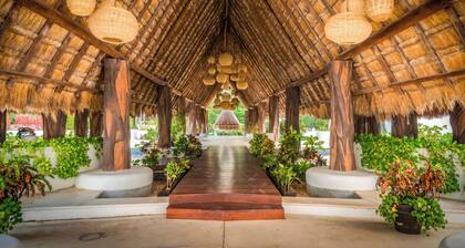 Luxury 1 BR Condo with Pool - Kaan 304