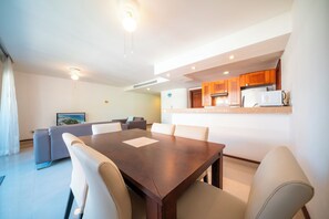 Deluxe Condo, Balcony, Garden View | Dining room