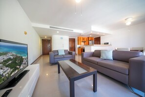 华丽公寓式客房, 阳台, 花园景观 | 起居区 | 43-英寸电视（配备数码频道）