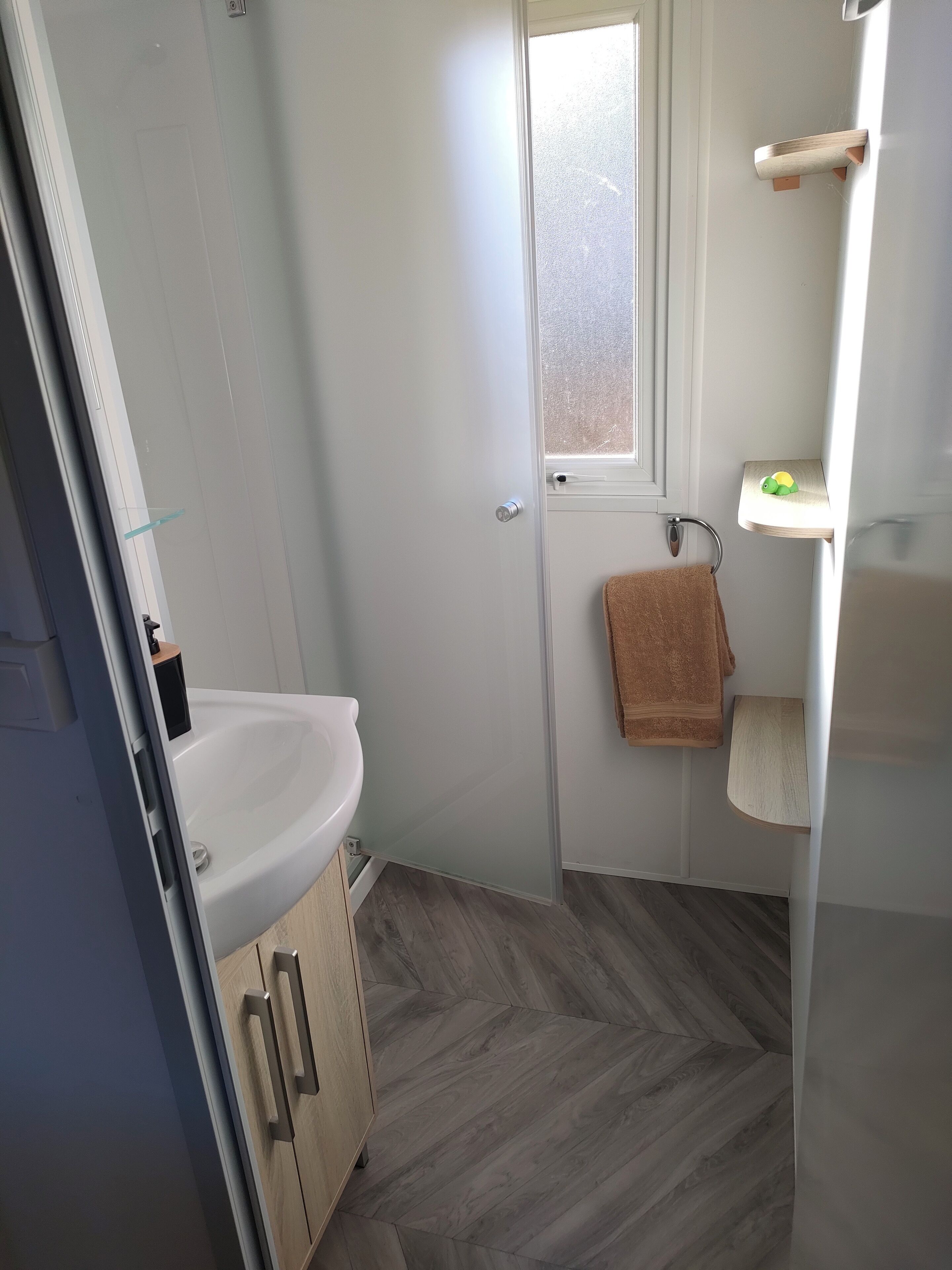 Dusj, håndklær og toalettpapir