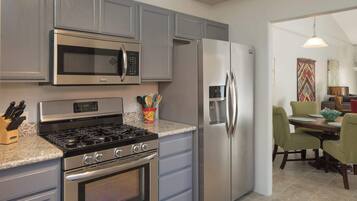 Refrigerador, microondas, horno y parrilla de estufa