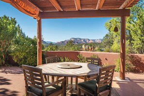 Outdoor dining - Myrinn – Stargazing Retreat w/ Hot Tub & Views (Sedona)