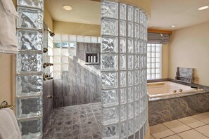 Dusche, Haartrockner, Handtücher, Shampoo