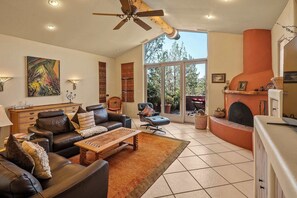 Smart TV, chimenea, futbolito y libros 