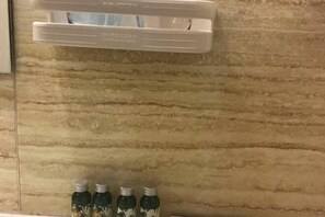 Bathroom amenities - Super 8 Hotel (Beijing Xizhimen People's Hospital Jiaotong University) (Beijing)