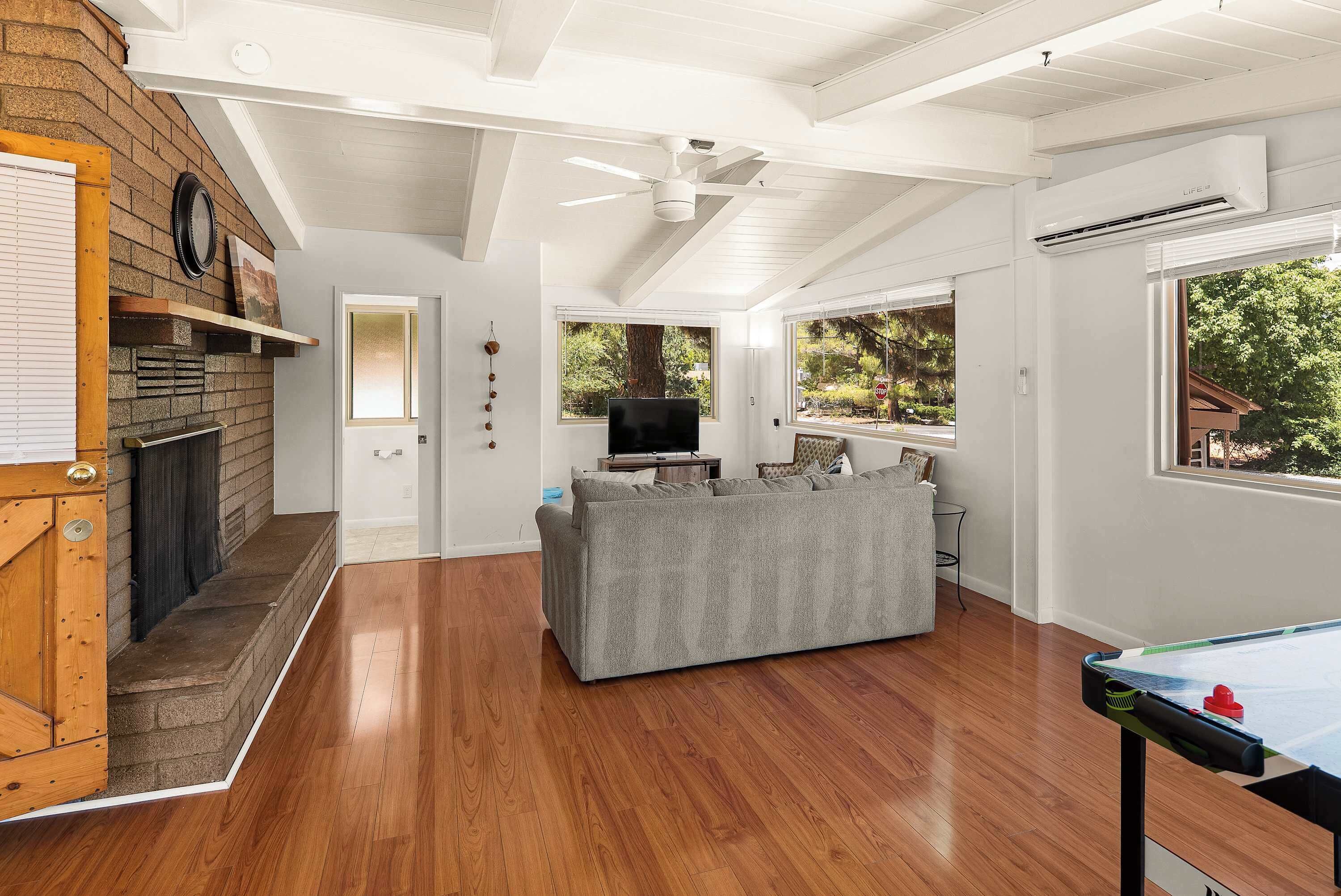 Televisión y oficina 