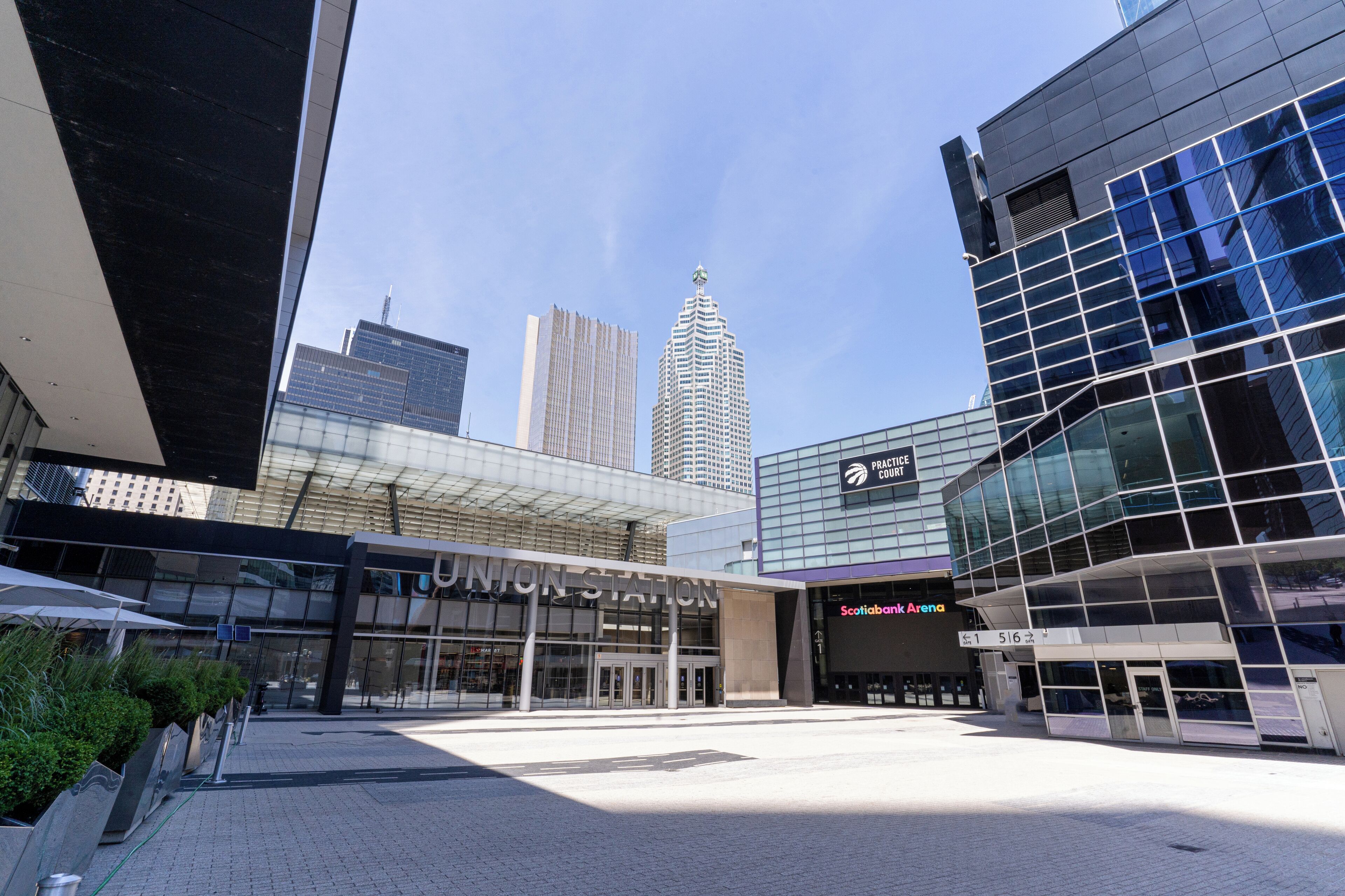 En modern stadstorg med en framträdande byggnad som är märkt med texten ”Union Station” och en glasfasad med skylten ”Scotiabank Arena”.