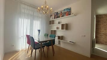 Apartemen Basic, balkon, pemandangan kota | Area keluarga