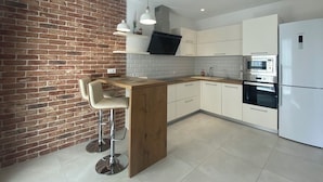 Basic Apartment, Balcony, City View | Private kitchen