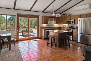 冷蔵庫、電子レンジ、オーブン、コンロ