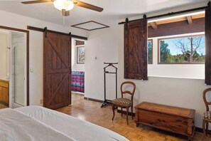 3 室のベッドルーム、旅行用ベビーベッド、WiFi、ベッドシーツ