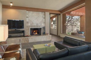 TV, fireplace, offices - Myrinn – Secluded Escape w/ Red Rock Views & Spa (Sedona)