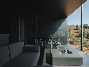 Outdoor dining - Myrinn - The Telescope House - Architectural Home (Sedona)