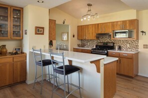 Fridge, microwave, oven, stovetop - Myrinn – Red Rock Views Near Trails & Dining (Sedona)
