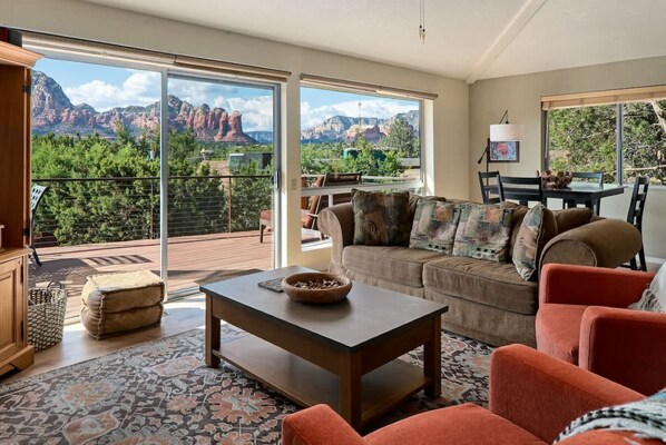 TV, offices - Myrinn – Red Rock Views Near Trails & Dining (Sedona)