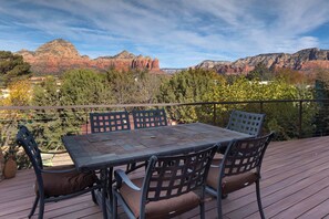 Outdoor dining - Myrinn – Tranquil Red Rock Escape with Zen Garden (Sedona)