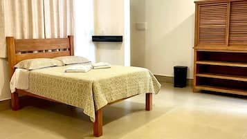 Habitación Confort con 1 cama doble o 2 individuales, balcón | Cortinas opacas y sistema de insonorización