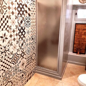 Shower, hair dryer, towels - The Uzès family home (Aubussargues)
