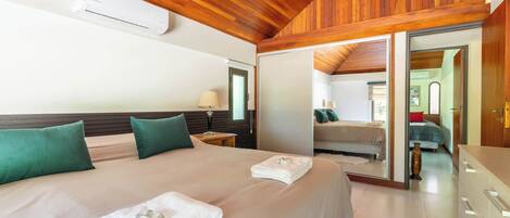 9 Schlafzimmer, Schreibtisch, Bügeleisen/Bügelbrett, Reisekinderbett