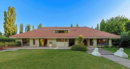 MOT + Wine Country Deluxe Villa 27 pax + Daily Cleaning