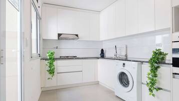 Microondas, cafetera/tetera, tostadora, utensilios de cocina