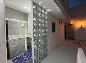 Douche, serviettes fournies, savon, papier toilette