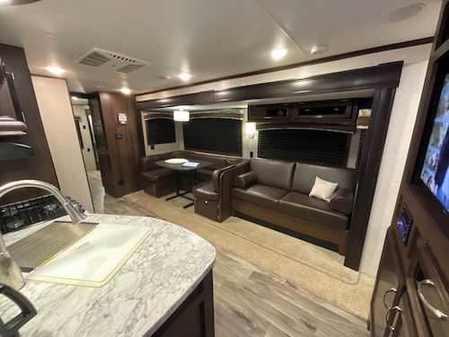 Cozy 2-bedroom RV with WiFi, AC, in charming Broken Bow