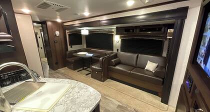 Cozy 2-bedroom RV with WiFi, AC, in charming Broken Bow