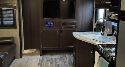Cozy 2-bedroom RV with WiFi, AC, in charming Broken Bow