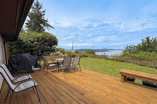 Vashon Island Home with Breathtaking views, central A/C, Gas grill, & WIFI