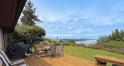 Vashon Island Home with Breathtaking views, central A/C, Gas grill, & WIFI