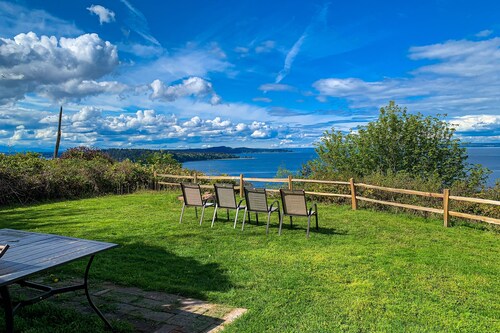 Vashon Island Home with Breathtaking views, central A/C, Gas grill, & WIFI