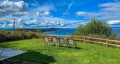 Vashon Island Home with Breathtaking views, central A/C, Gas grill, & WIFI