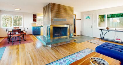 Vashon Island Home with Breathtaking views, central A/C, Gas grill, & WIFI