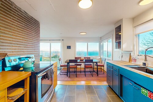 Vashon Island Home with Breathtaking views, central A/C, Gas grill, & WIFI