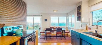 Vashon Island Home with Breathtaking views, central A/C, Gas grill, & WIFI