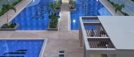 2 outdoor pools