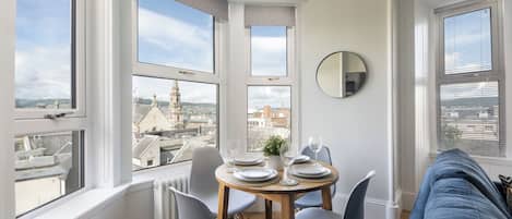 Departamento de lujo, 2 habitaciones, vista a la ciudad | Área de sala de estar