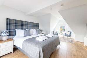 Bureau, espace de travail pour ordinateur portable, rideaux occultants